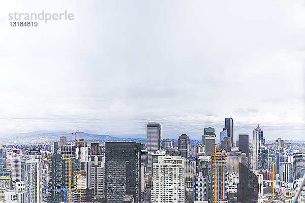 USA  Bundesstaat Washington  Seattle  Skyline und Wolken
