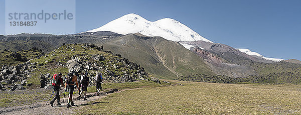 Russland  Kaukasus  Bergsteiger beim Wandern im oberen Baksan-Tal