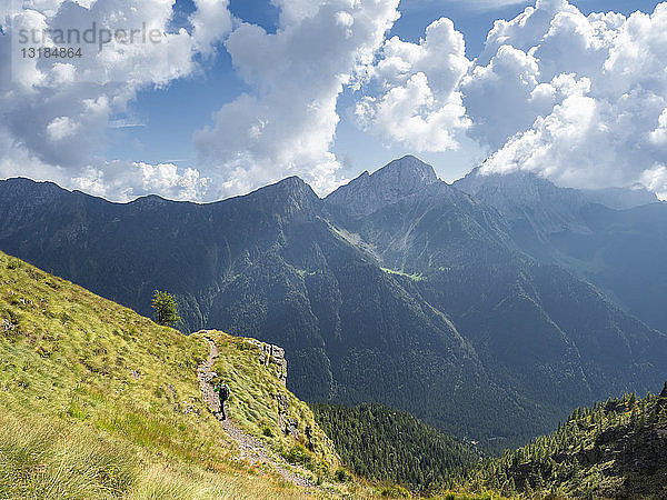 Italien  Lombardei  Valle di Scalve  Wanderer auf Wanderweg  Berg Camino