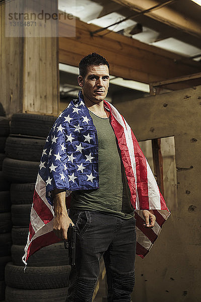 Bildnis eines Mannes mit amerikanischer Flagge und einer Waffe