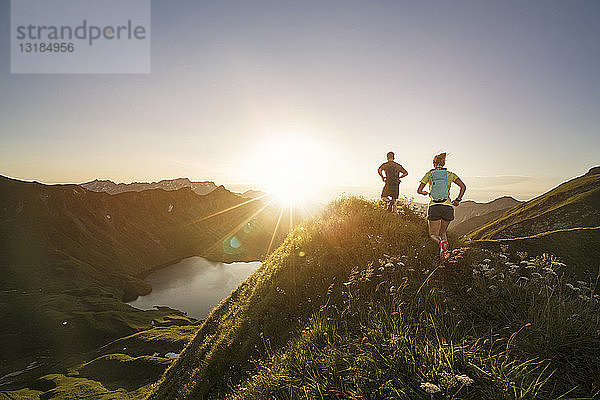 Deutschland  Allgäuer Alpen  Mann und Frau laufen auf Bergpfad