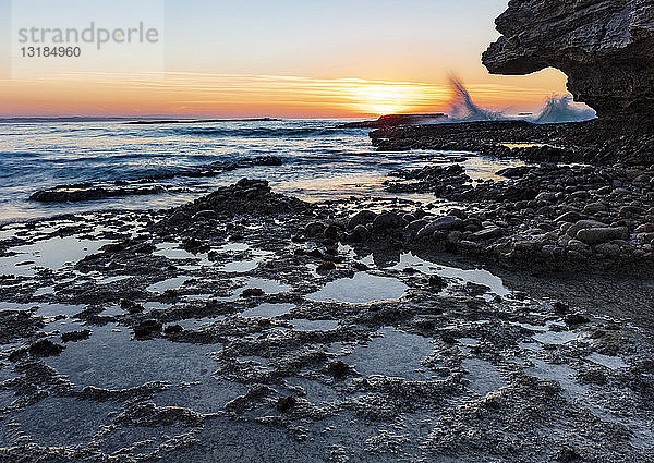 Afrika  Südafrika  Westkap  Kapstadt  Küste bei Sonnenuntergang