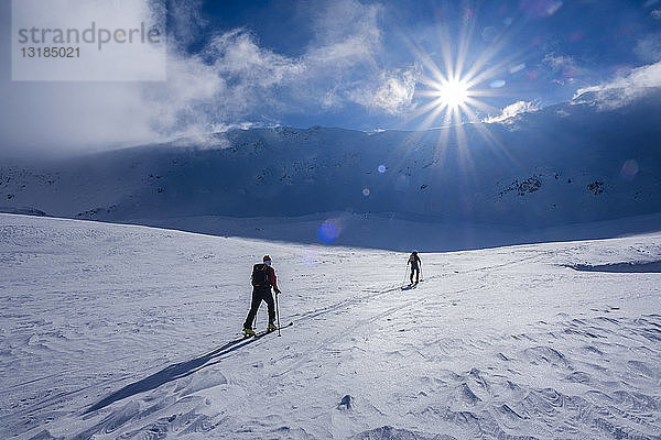 Zwei Männer bei einer Skitour im Faragas-Gebirge  Südkarpaten  Rumänien