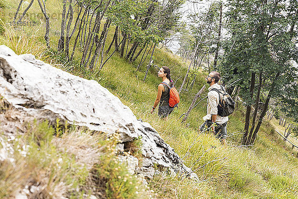 Italien  Massa  junges Paar beim Wandern in den Alpi Apuane