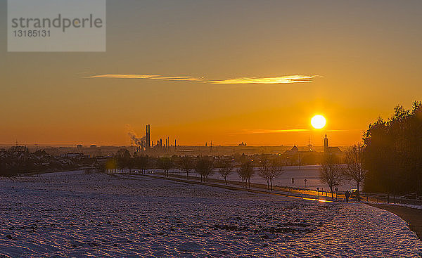 Deutschland  Bayern  Ingolstadt  Sonnenuntergang im Winter