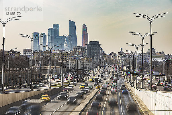 Russland  Moskau  Verkehr auf dem Krimskij-Tal mit Finanzdistrikt im Hintergrund