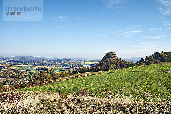 Deutschland  Baden-Württemberg  Landkreis Konstanz  Blick auf das Hohenkrähen in der Hegau-Vulkanlandschaft im Herbst