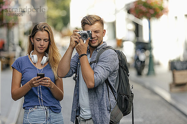 Niederlande  Maastricht  junges Paar erkundet die Stadt und macht Fotos