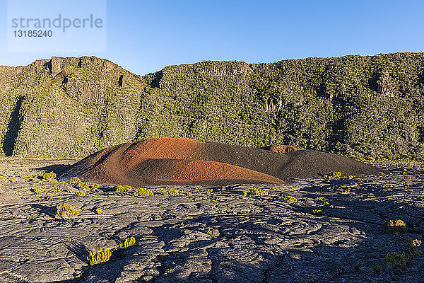 Reunion  Nationalpark Reunion  Schildvulkan Piton de la Fournaise  innere Caldera Enclos Fouque und Rand der äusseren Caldera Rempart  Lavafeld