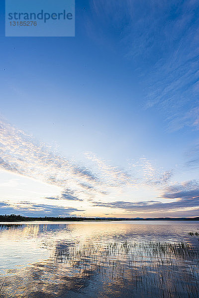 Finnland  Lappland  Dämmerung über einem atemberaubenden See