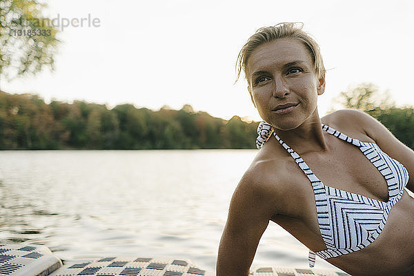 Porträt einer Frau im Bikini an einem See