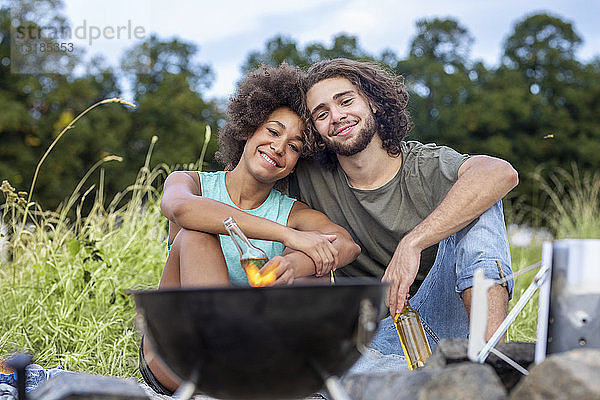 Glückliches Paar beim Grillen in der Natur