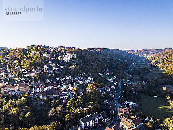 Deutschland  Bayern  Fränkische Schweiz  Egloffstein  Dorf und Schloss im Herbst