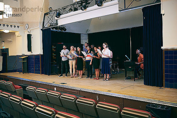 Freunde mit Noten zum Singen bei der Chorprobe