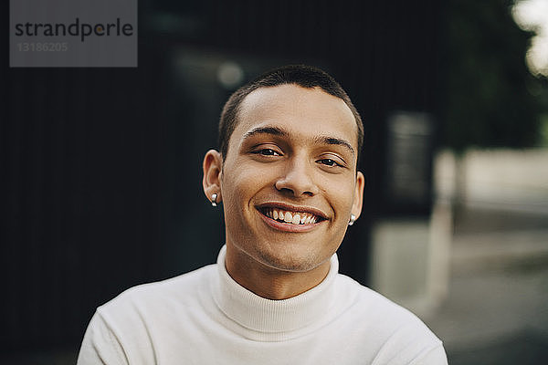 Nahaufnahme-Porträt eines lächelnden jungen Mannes mit Rollkragenpullover