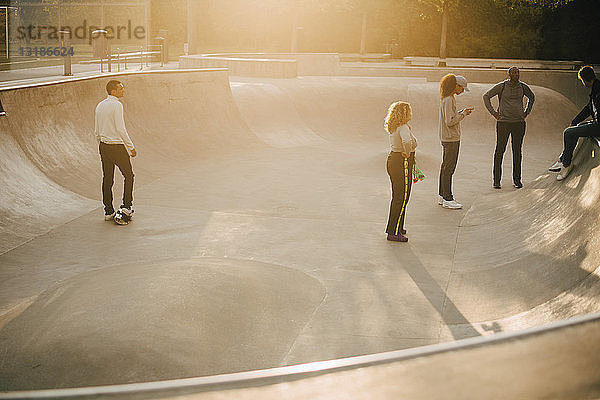 Multi-ethnische Freunde in voller Länge im Skateboard-Park