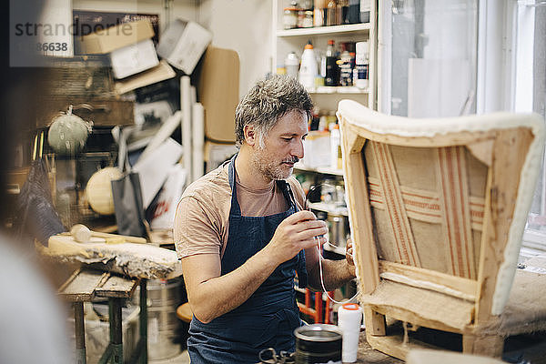 Handwerker-Stickstuhl in der Werkstatt