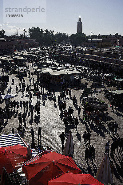 Blick auf den belebten Souk-Markt am Djemaa El Fna-Platz  Marrakesch  Marokko