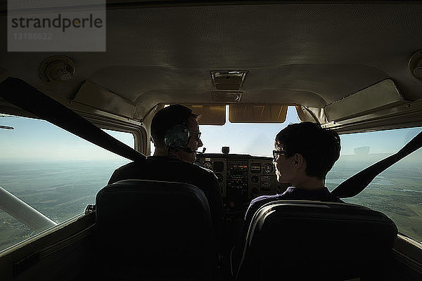 Vater und Sohn fliegen in einem Kleinflugzeug