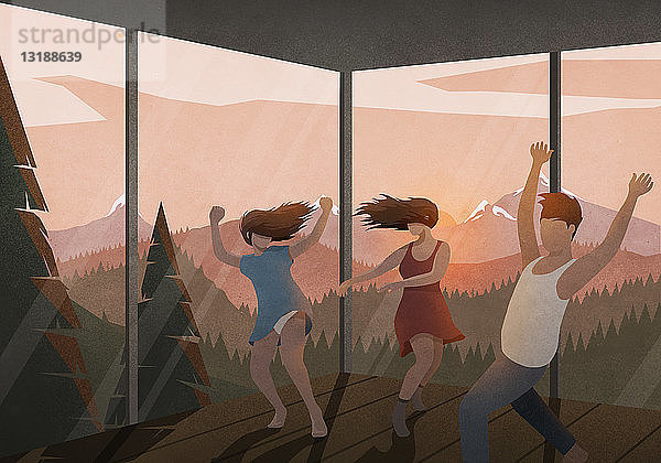 Sorglose Freunde tanzen in einem Haus mit Blick auf die Berge bei Sonnenuntergang