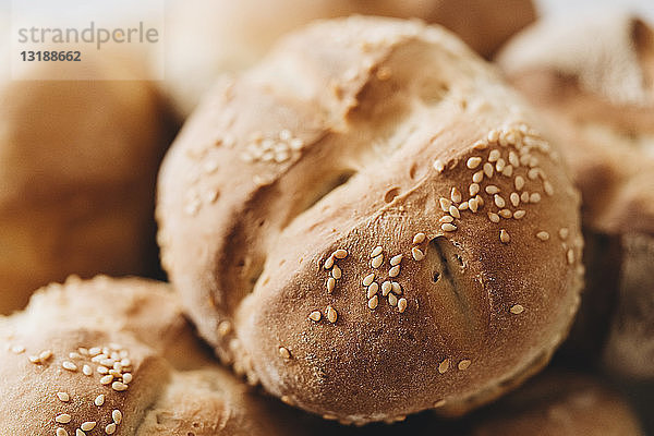 Nahaufnahme eines frisch gebackenen Weizenbrötchens mit Samen