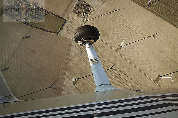Luftaufnahme aus dem Flugzeug von Windkraftanlagen in einem ländlichen Gebiet  Brandenburg  Deutschland