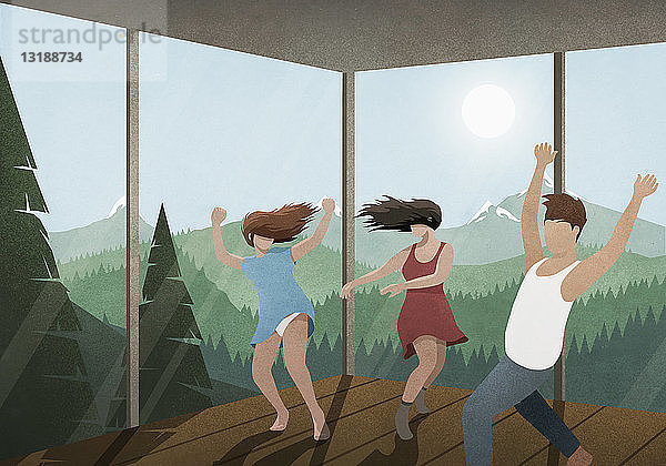 Unbeschwerte Freunde tanzen im Glashaus mit sonnigem Berg- und Waldblick