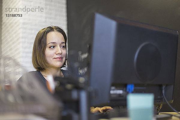 Geschäftsfrau arbeitet am Computer im Büro