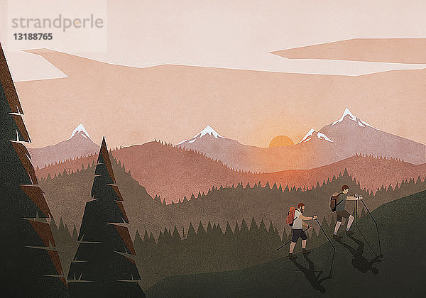 Männer wandern entlang einer idyllischen  ruhigen Berg- und Waldlandschaft mit Sonnenuntergang