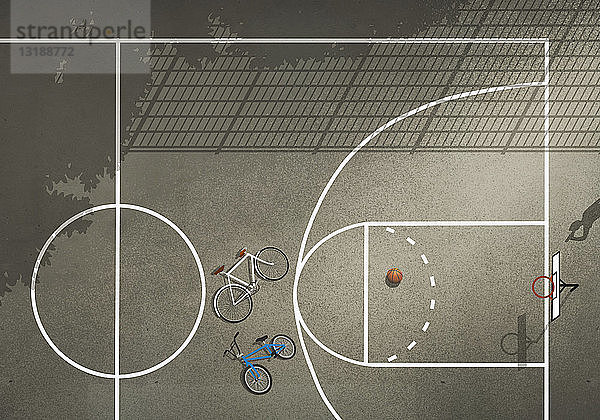 Blick von oben Fahrräder und Basketball auf Basketballplatz