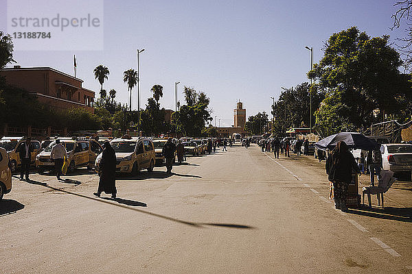 Autos und Fußgänger auf sonniger Straße  Marrakesch  Marokko