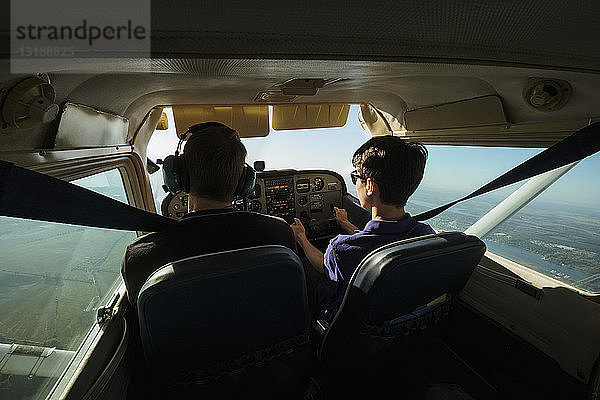 Vater und Sohn fliegen Kleinflugzeug