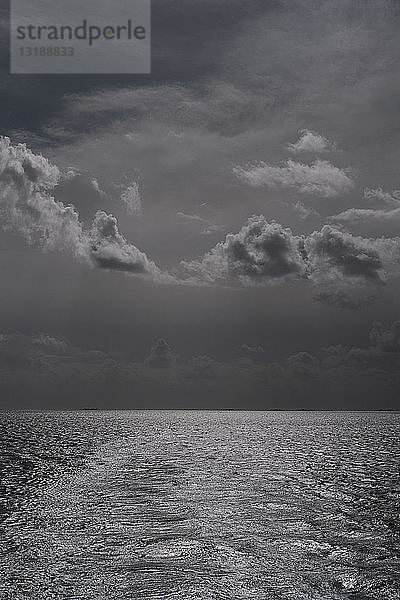 Schwarze und weiße Gewitterwolken über dem Meer