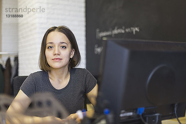 Porträt selbstbewusste Geschäftsfrau bei der Arbeit am Computer im Büro