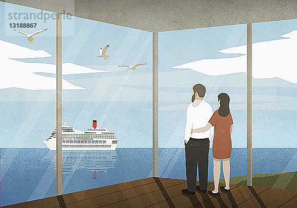 Paar beobachtet Kreuzfahrtschiff  das vom Strandhaus aus auf dem Meer vorbeifährt