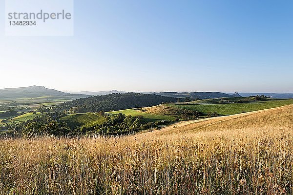 Blick auf die Vulkanlandschaft des Hegaus mit den Bergen Hohenstoffeln  Hohenhewen und Hohenkraehen  von links  Baden-Wuerttemberg  Deutschland  Europa