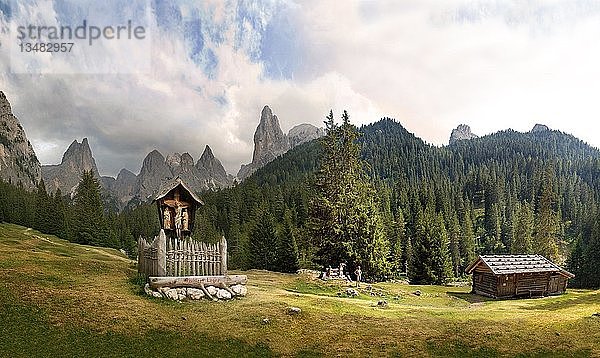 Panoramaaufnahme: idyllische Landschaft  Wegkreuz und Almhütte  San Cyprian  Tiers  Bozen  Italien  Europa