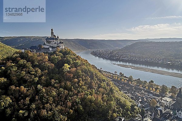 Burg Marksburg im UNESCO-Weltkulturerbe Oberes Mittelrheintal hoch über dem Rhein bei Braubach  Drohnenaufnahme  Braubach  Rheinland-Pfalz  Deutschland  Europa