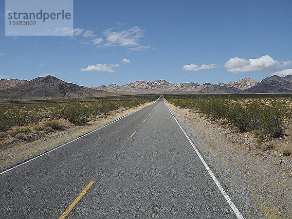 Einsame lange Straße durch Wüstenlandschaft  Highway 190  Death Valley National Park  Kalifornien  USA  Nordamerika
