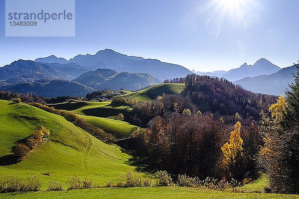 Berglandschaft im Herbst  links Hoher GÃ¶ll  rechts Watzmann  Berchtesgadener Alpen  Nationalpark Berchtesgaden  Oberbayern  Bayern  Deutschland  Europa