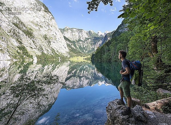 Wanderer auf einem Stein  Obersee mit Wasserspiegelung  Salet am Königssee  Nationalpark Berchtesgaden  Berchtesgadener Land  Oberbayern  Bayern  Deutschland  Europa