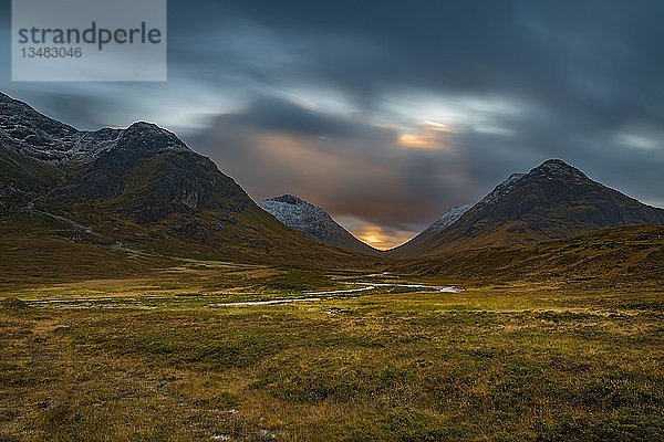 Fluss Coupall mit den Gipfeln von Stob Coire und Stob Na Doire im Hintergrund  Glen Coe  westliche Highlands  Schottland  Vereinigtes Königreich  Europa