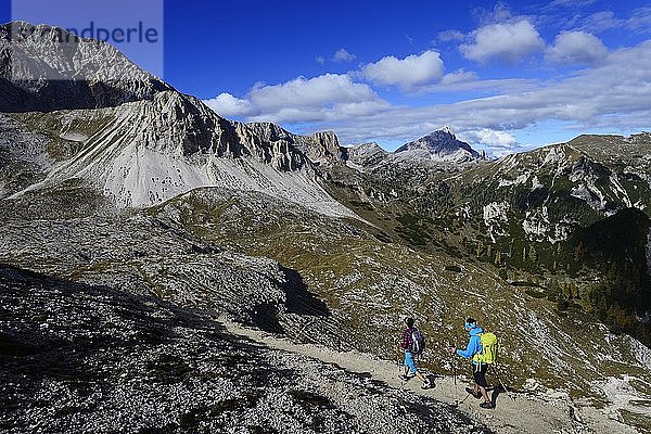 Wandererinnen vor dem Großen Rosskopf  Prags  Sextner Dolomiten  Südtirol  Italien  Europa