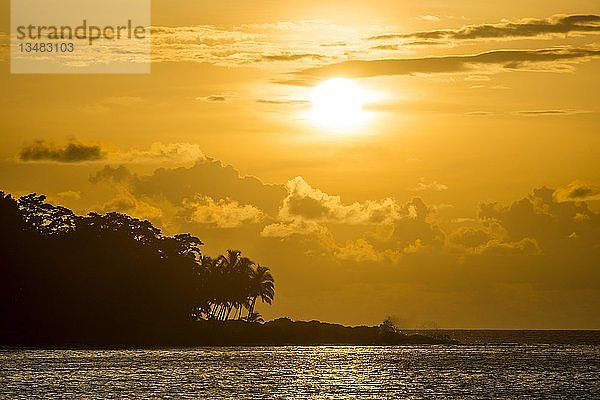 Küste mit Palmen bei Sonnenuntergang  Bom Bom Resort  Insel Príncipe  Sao Tome und Principe  Afrika