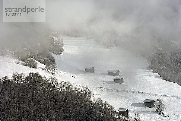 Wolken über einer Winterlandschaft  Graubünden  Schweiz  Europa