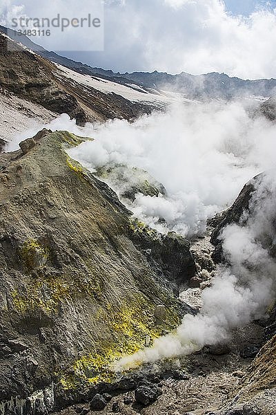 Rauchende Fumarolen mit Schwefelablagerungen auf dem Vulkan Mutnovsky  Kamtschatka  Russland  Europa