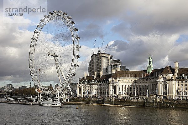 County Hall  London Eye  Riesenrad  Themse  London  England  Großbritannien