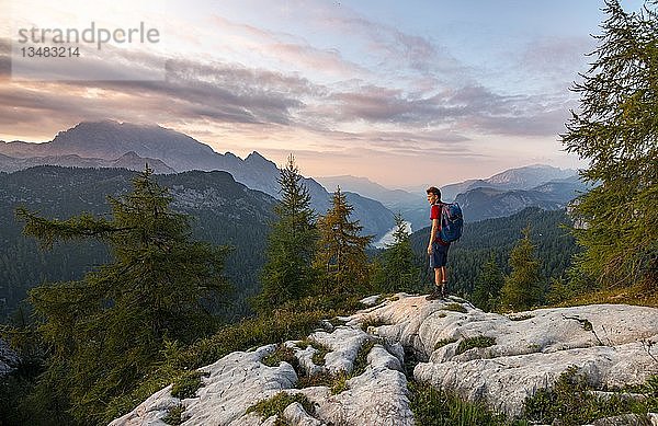 Wanderer auf dem Gipfel des Feldkogels  Berglandschaft  Blick auf den KÃ¶nigssee bei Sonnenuntergang  links Watzmann SÃ¼dspitze und Watzmannkinder  Nationalpark Berchtesgaden  Berchtesgadener Land  Oberbayern  Bayern  Deutschland  Europa
