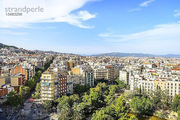 Stadtansicht mit Häusern von der Sagrada Familia  Barcelona  Katalonien  Spanien  Europa