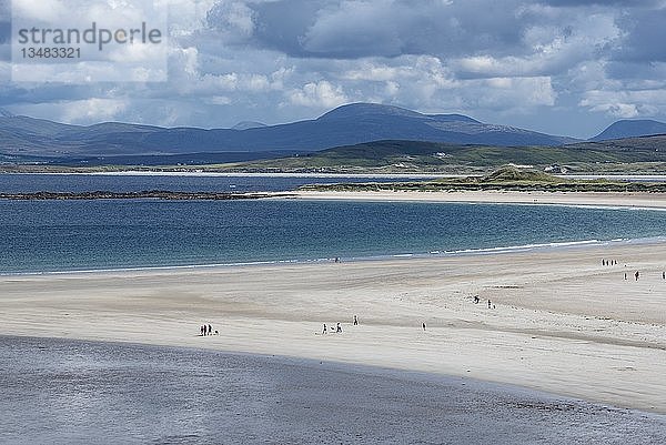Strand bei Narin  Wolkenhimmel  Ardara  Grafschaft Donegal  Irland  Europa